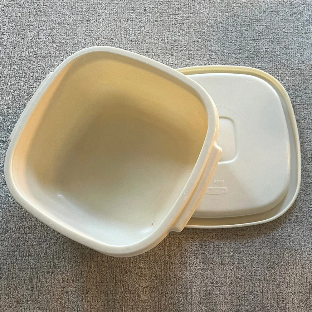 Vintage Rubbermaid Servin Saver 4pc Set 6 Cup Square & 1 Cup Round Containers